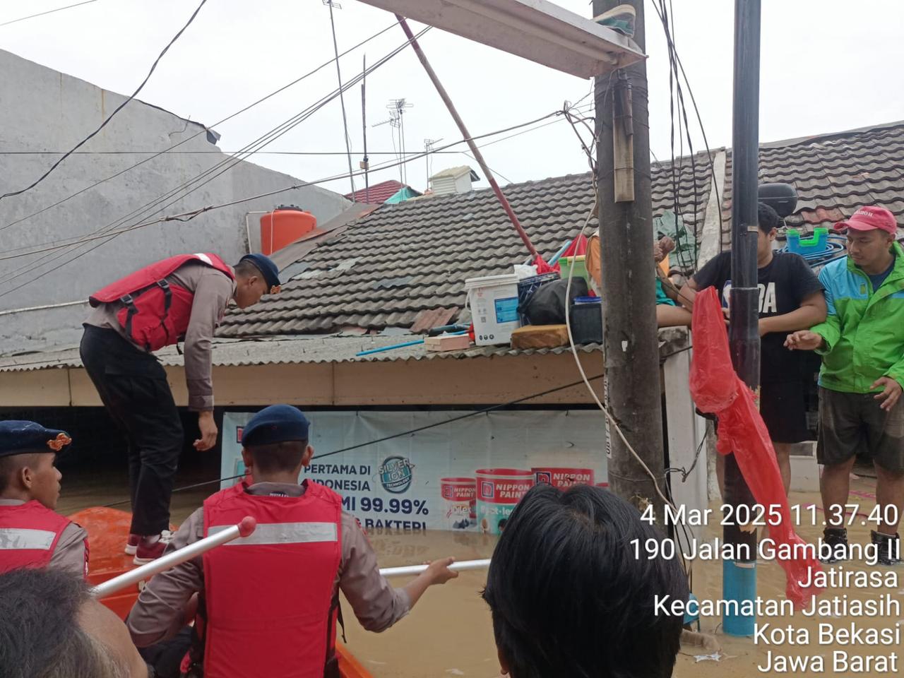 TNI, Brimob, dan Basarnas Bersatu Evakuasi Korban Banjir di Pondok Gede Permai