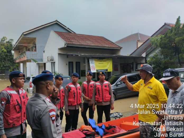 TNI, Brimob, dan Basarnas Bersatu Evakuasi Korban Banjir di Pondok Gede Permai