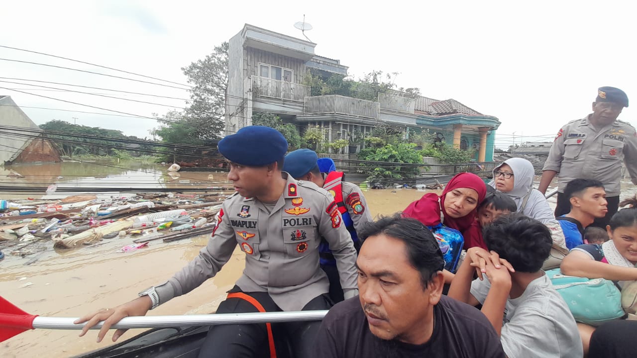 TNI, Brimob, dan Basarnas Bersatu Evakuasi Korban Banjir di Pondok Gede Permai