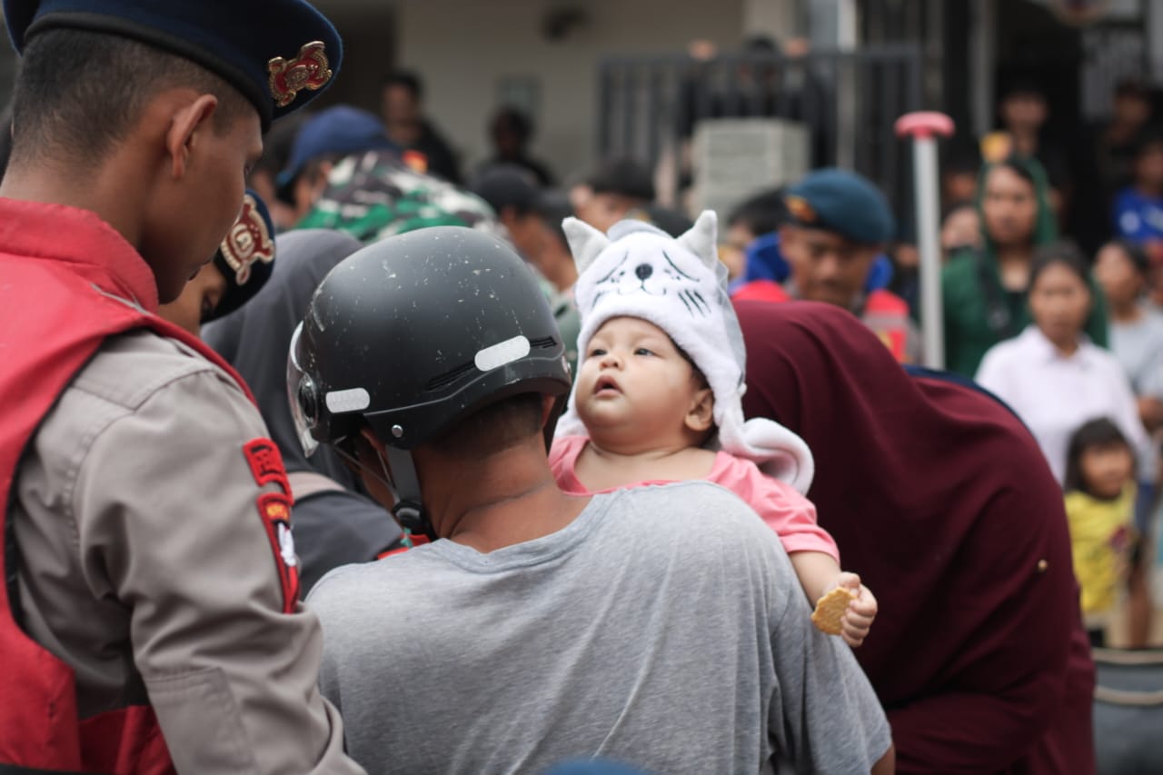 TNI, Brimob, dan Basarnas Bersatu Evakuasi Korban Banjir di Pondok Gede Permai