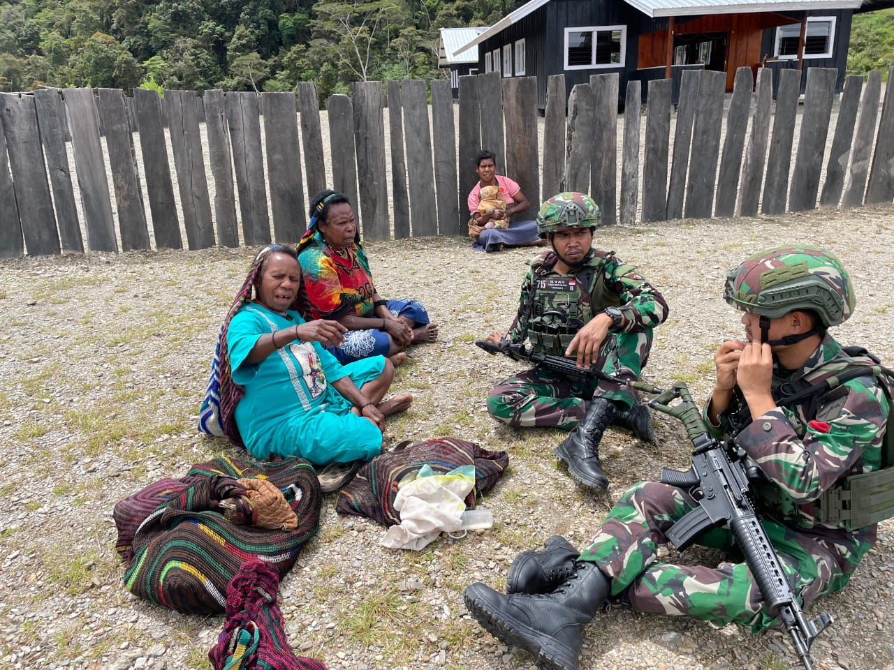 Satgas Yonif 715 Perkuat Silaturahmi, Berikan Bantuan dan Pengobatan Gratis