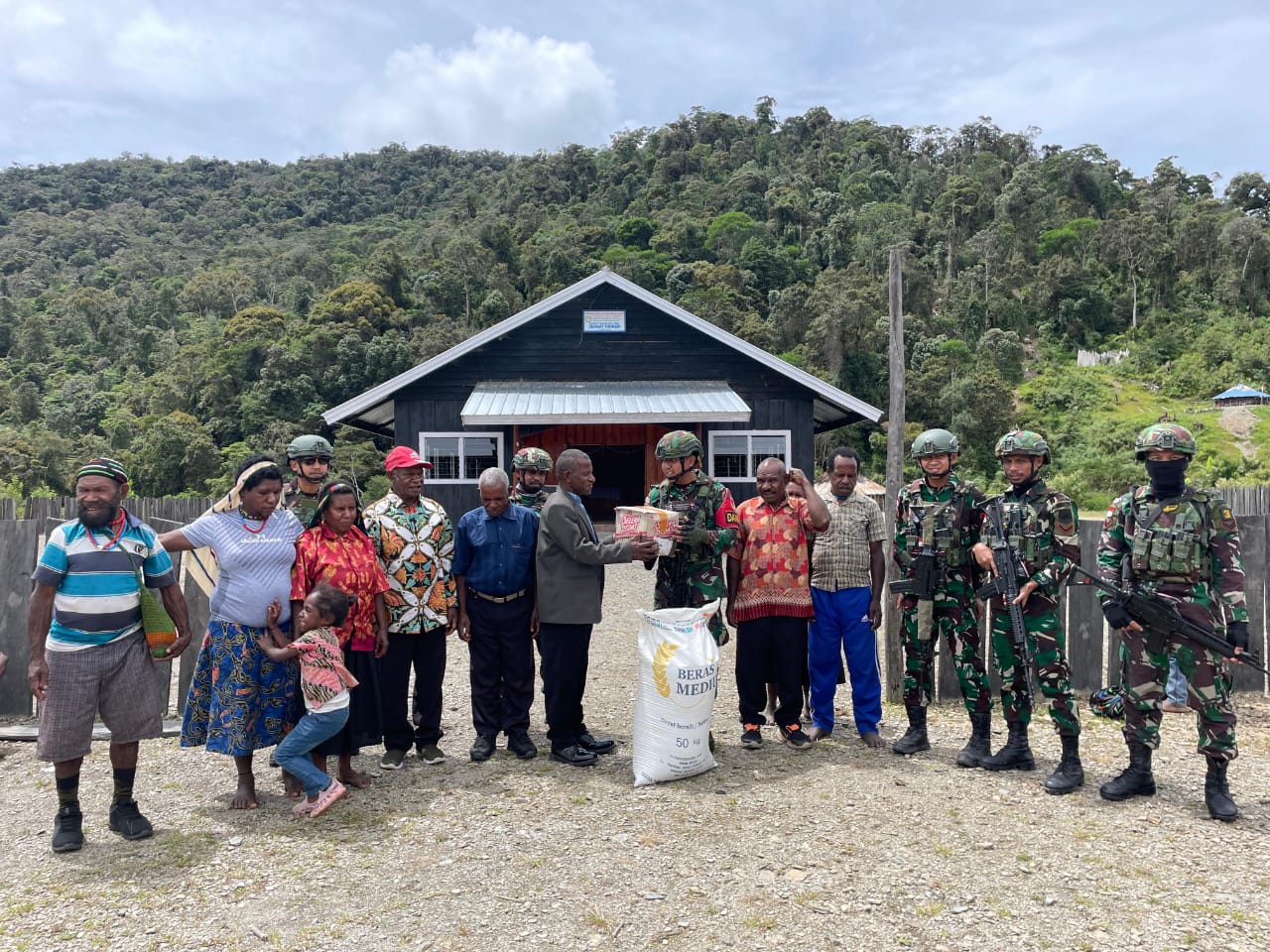 Satgas Yonif 715 Perkuat Silaturahmi, Berikan Bantuan dan Pengobatan Gratis