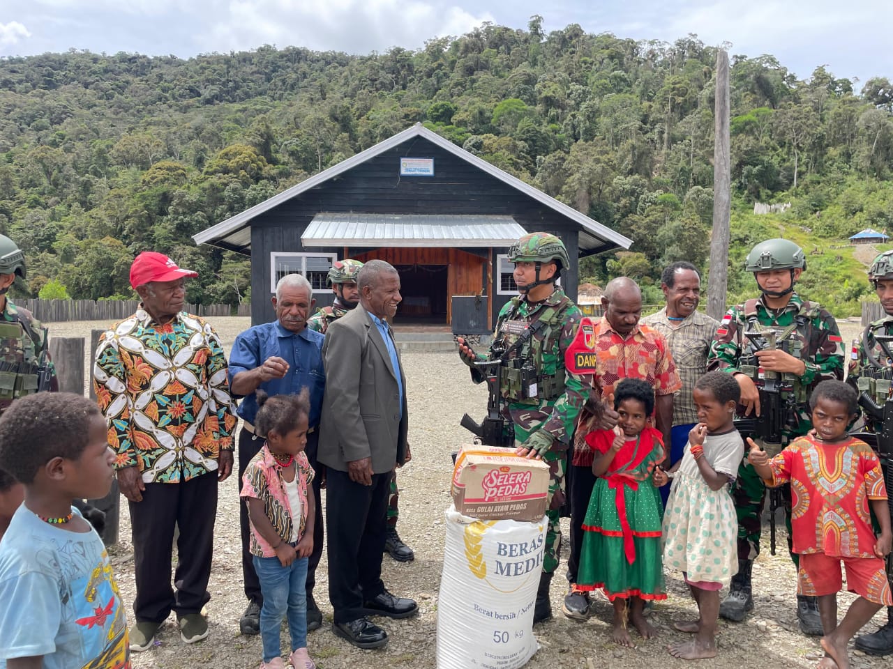 Satgas Yonif 715 Perkuat Silaturahmi, Berikan Bantuan dan Pengobatan Gratis