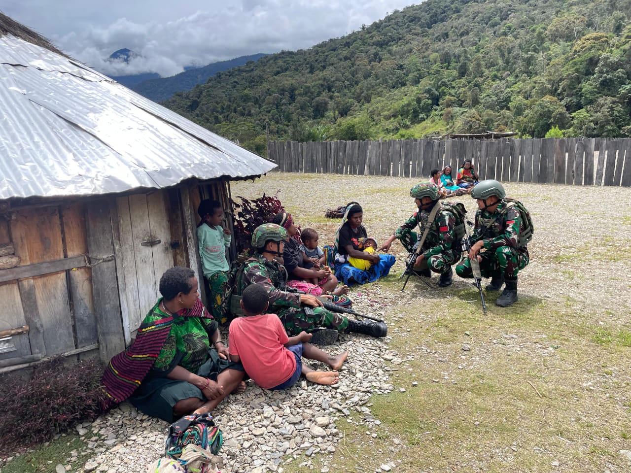 Satgas Yonif 715 Perkuat Silaturahmi, Berikan Bantuan dan Pengobatan Gratis