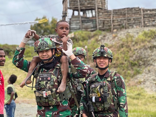 Mengabdi dengan Hati, Satgas Yonif 715 Menyebarkan Energi Positif di Tengah Masyarakat