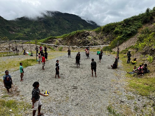 Mengabdi dengan Hati, Satgas Yonif 715 Menyebarkan Energi Positif di Tengah Masyarakat