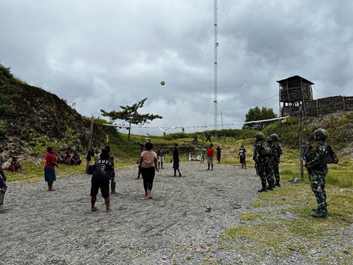 Mengabdi dengan Hati, Satgas Yonif 715 Menyebarkan Energi Positif di Tengah Masyarakat