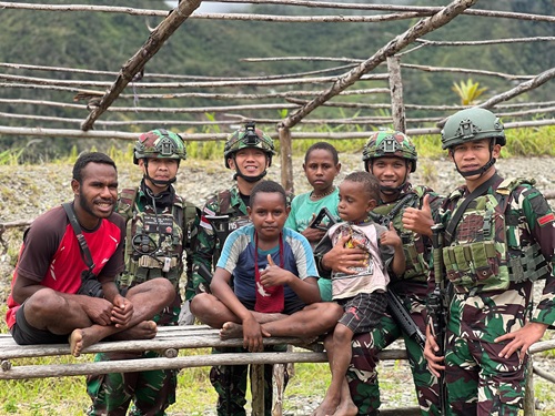 Mengabdi dengan Hati, Satgas Yonif 715 Menyebarkan Energi Positif di Tengah Masyarakat