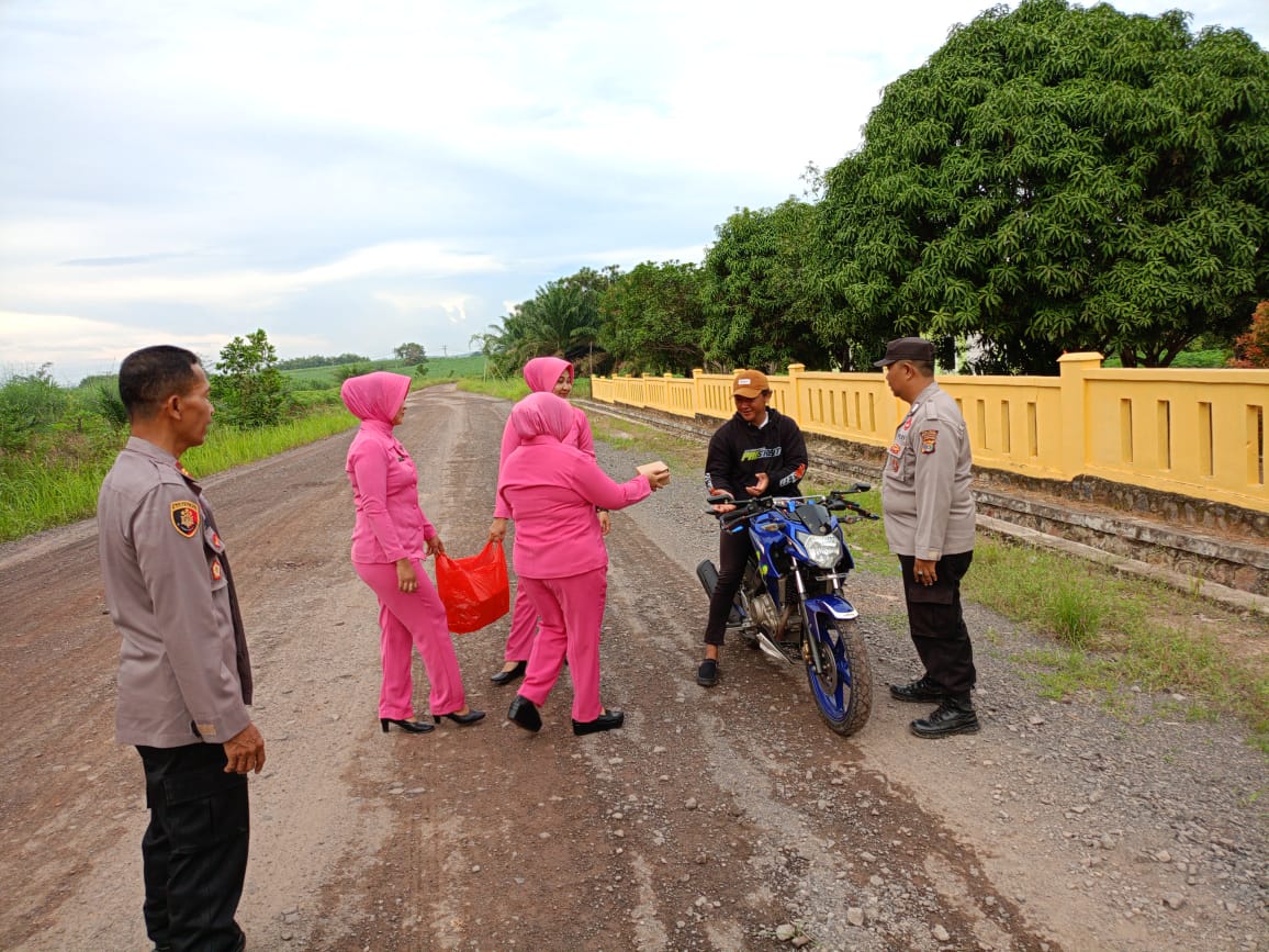 Bulan Penuh Berkah, Polsek Negara Batin Salurkan 50 Paket Takjil kepada Pengguna Jalan