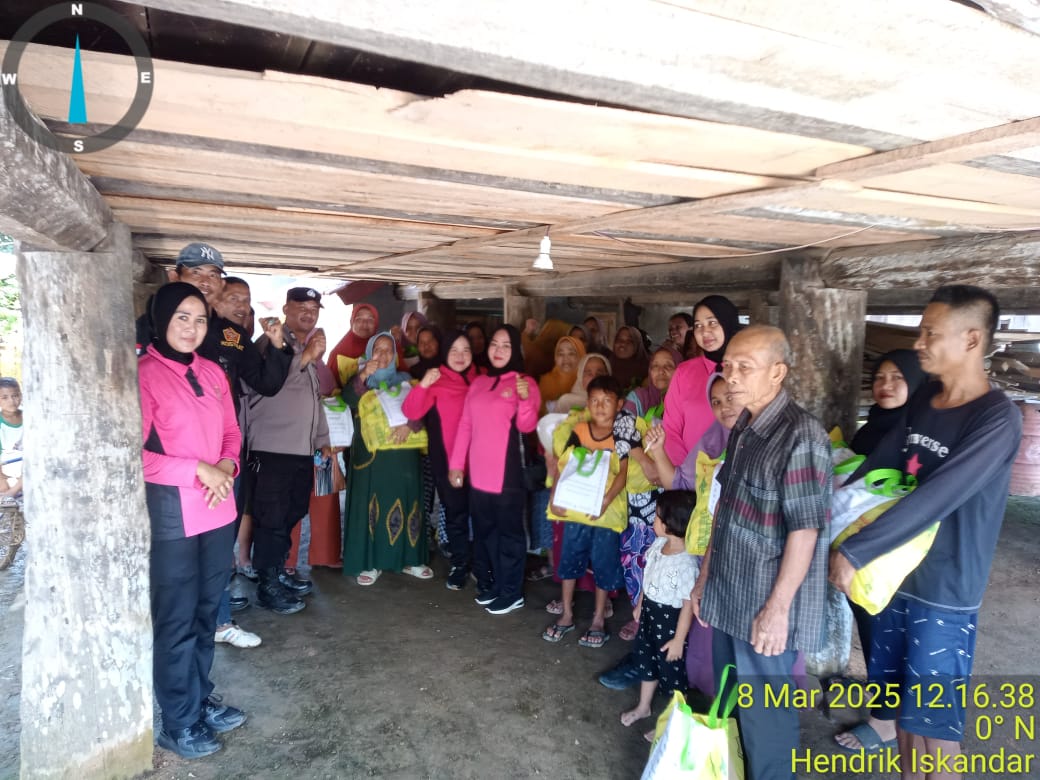 Polsek Negara Batin dan Bhayangkari Hadir Langsung Bantu Warga Srimenanti