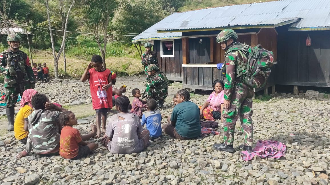 Bakti TNI untuk Papua, Satgas Yonif 715/Motuliato Berikan Pengobatan Gratis ke Warga