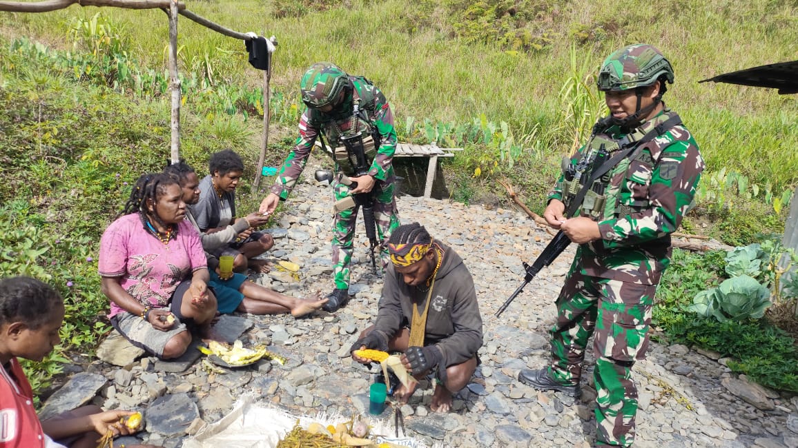 Bakti TNI untuk Papua, Satgas Yonif 715/Motuliato Berikan Pengobatan Gratis ke Warga