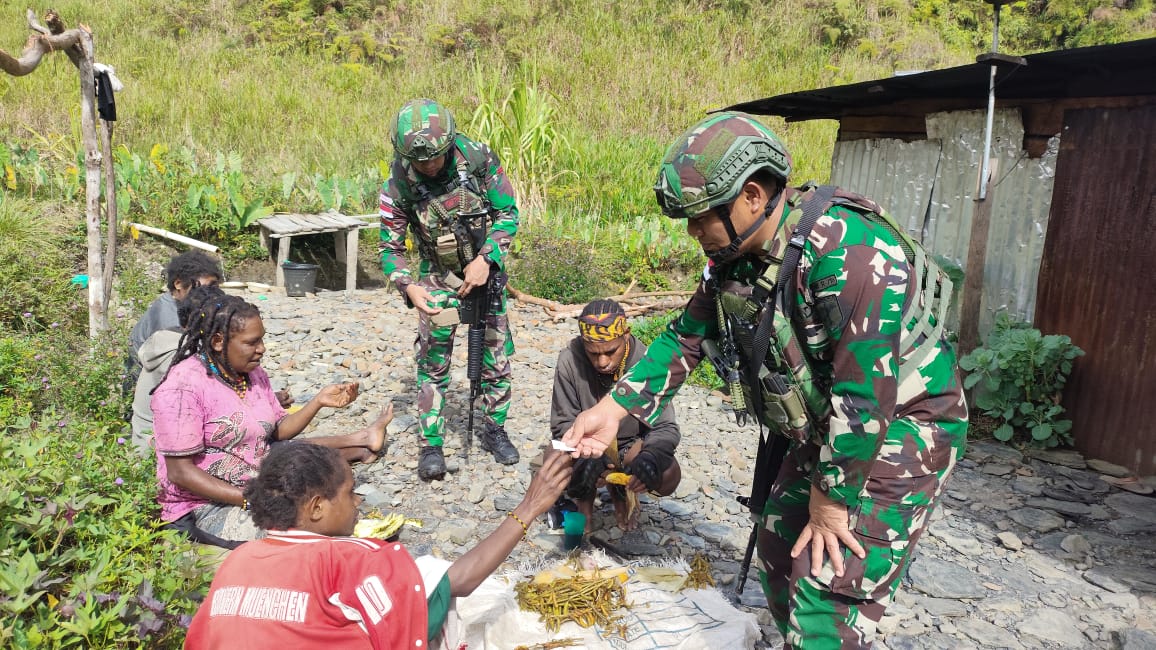 Bakti TNI untuk Papua, Satgas Yonif 715/Motuliato Berikan Pengobatan Gratis ke Warga