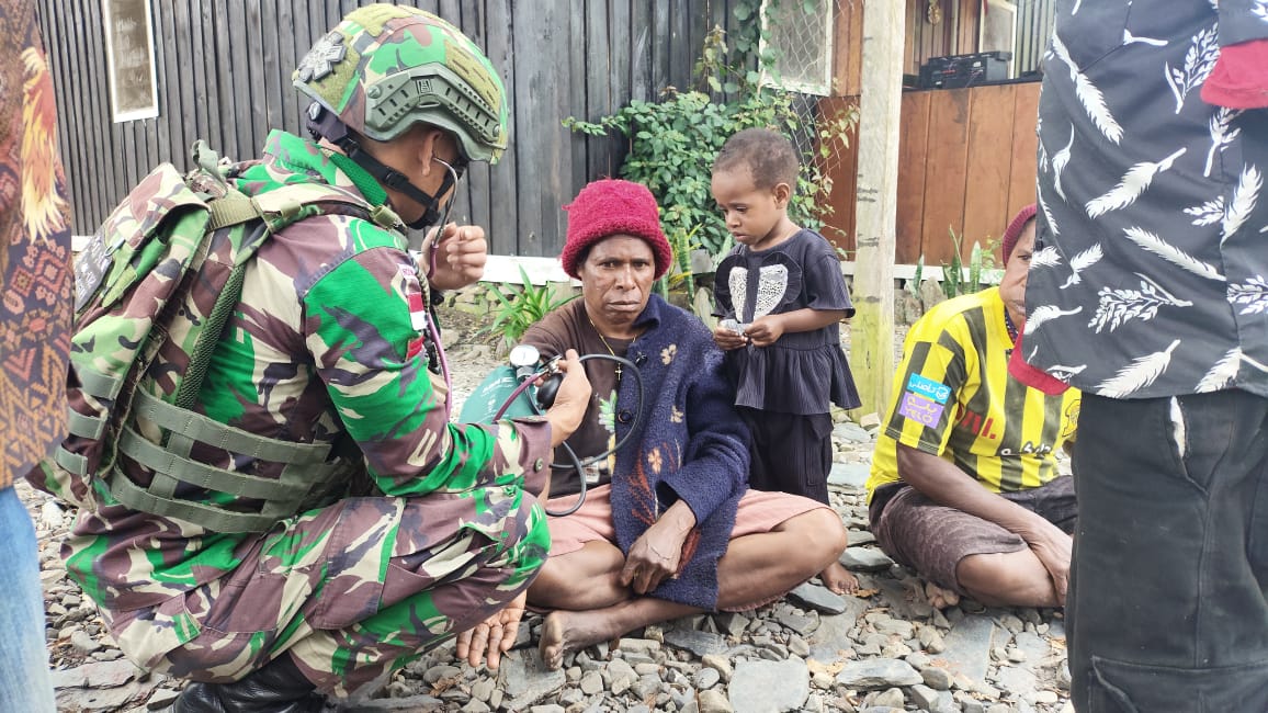 Bakti TNI untuk Papua, Satgas Yonif 715/Motuliato Berikan Pengobatan Gratis ke Warga