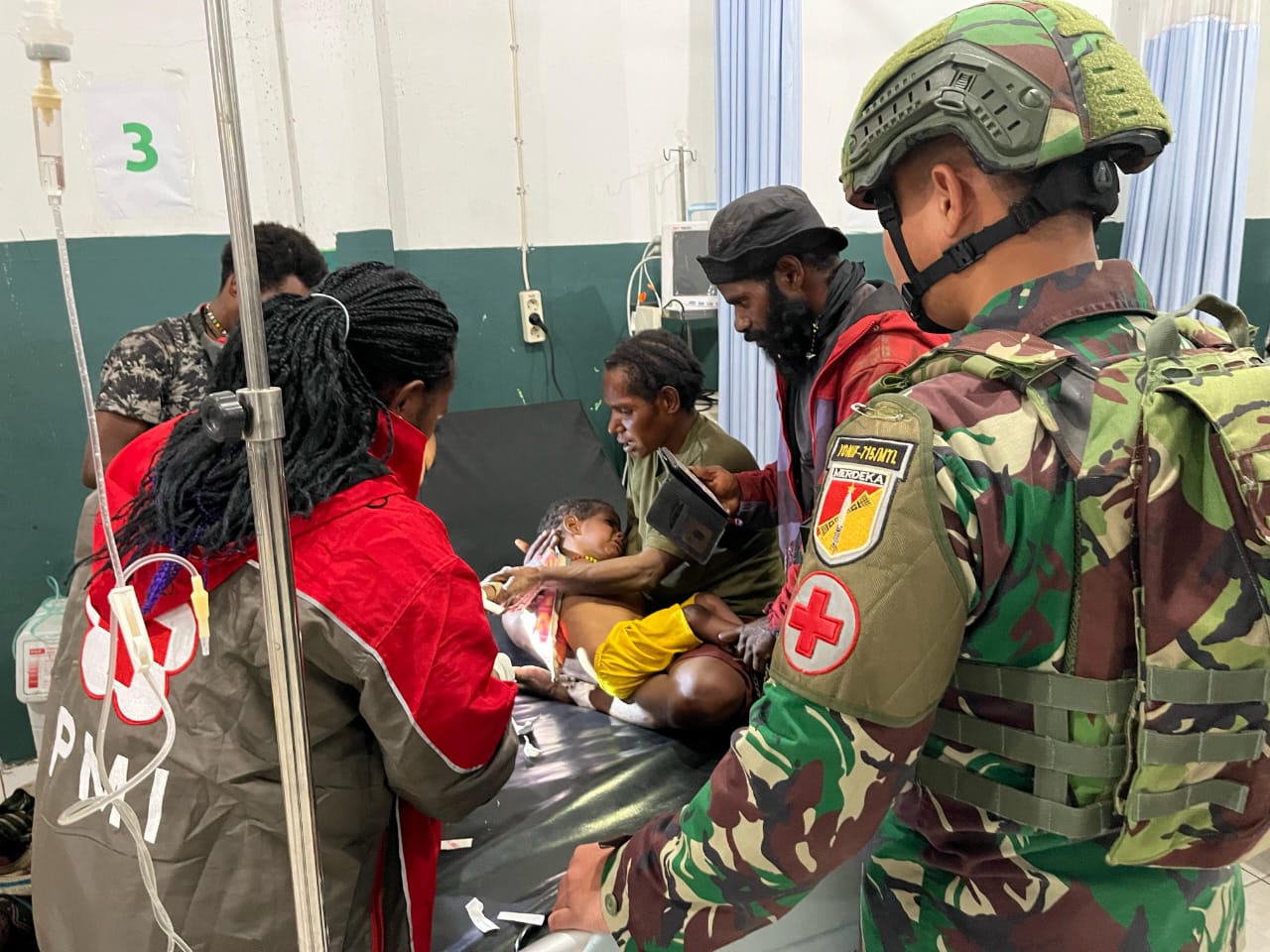 Satgas Yonif 715/Mtl Bergerak Cepat Evakuasi Bocah Sakit di Pedalaman Papua