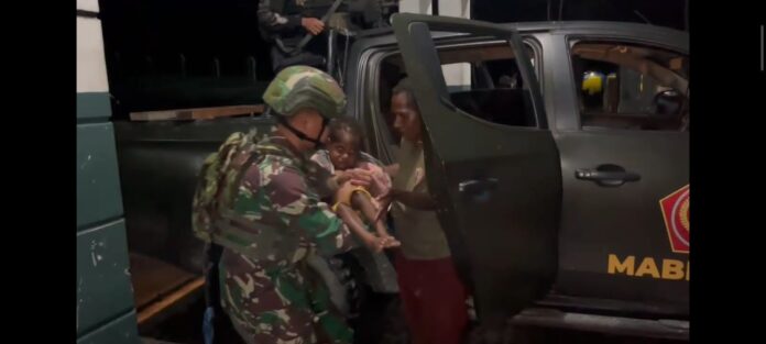 Satgas Yonif 715/Mtl Bergerak Cepat Evakuasi Bocah Sakit di Pedalaman Papua