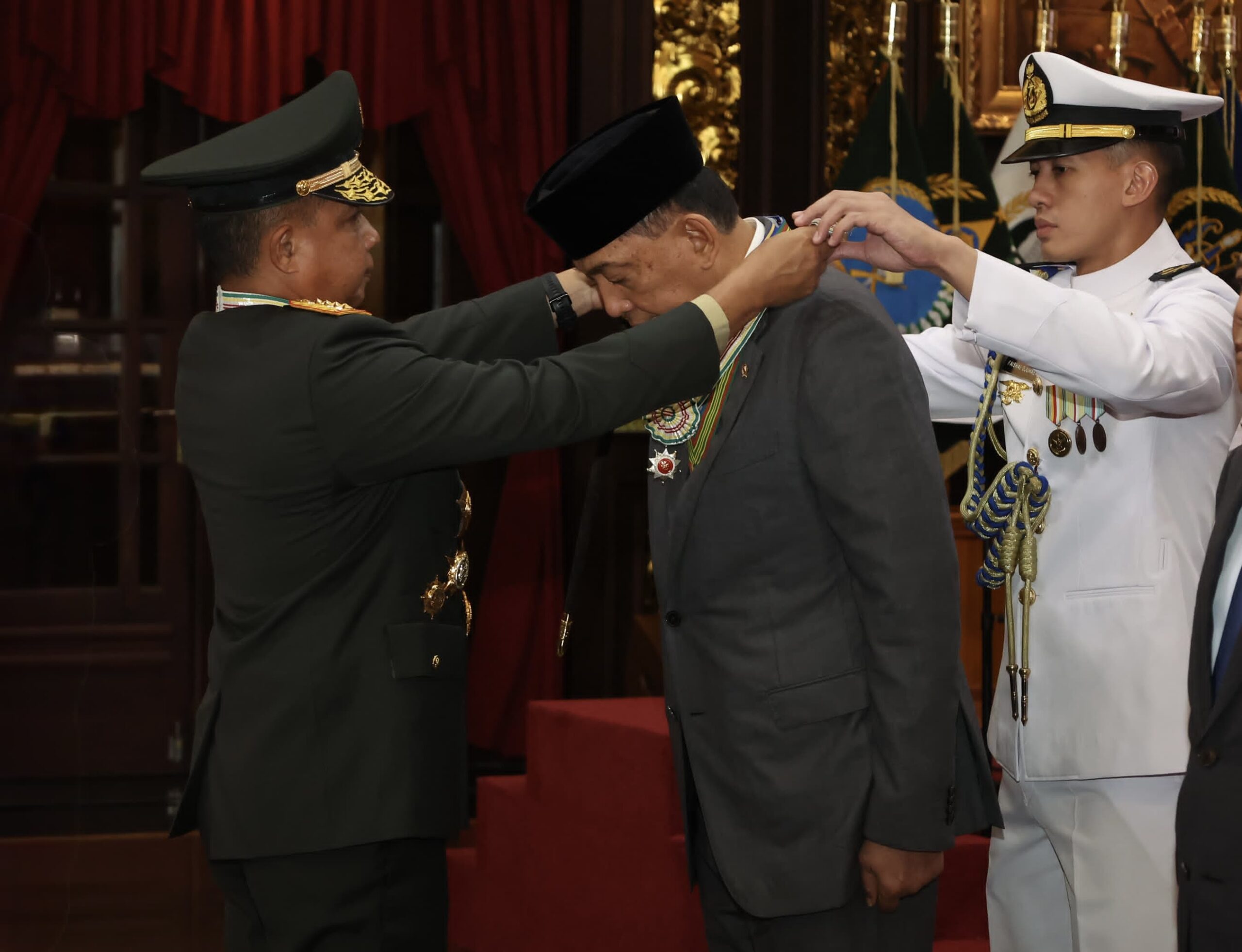 Panglima TNI Anugerahkan Tanda Kehormatan untuk Menhan dan Kepala BIN atas Dedikasi Nasional