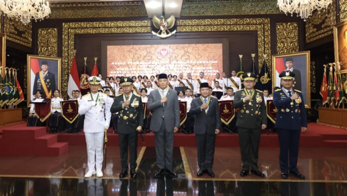 Panglima TNI Anugerahkan Tanda Kehormatan untuk Menhan dan Kepala BIN atas Dedikasi Nasional