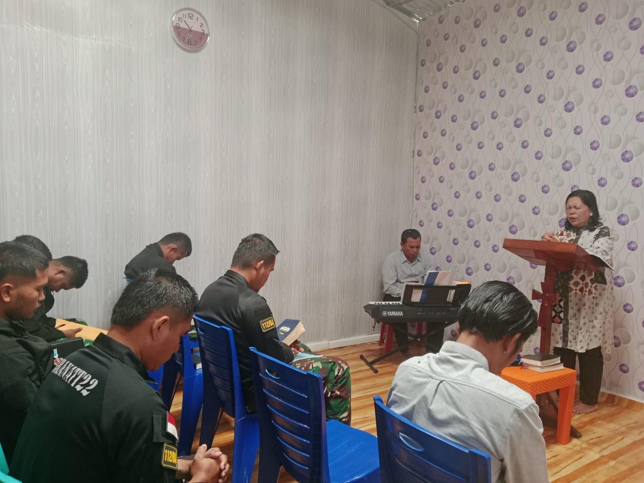 Toleransi dan Kebersamaan, Satgas Yonif 112/DJ Menguatkan Iman di Puncak Jaya