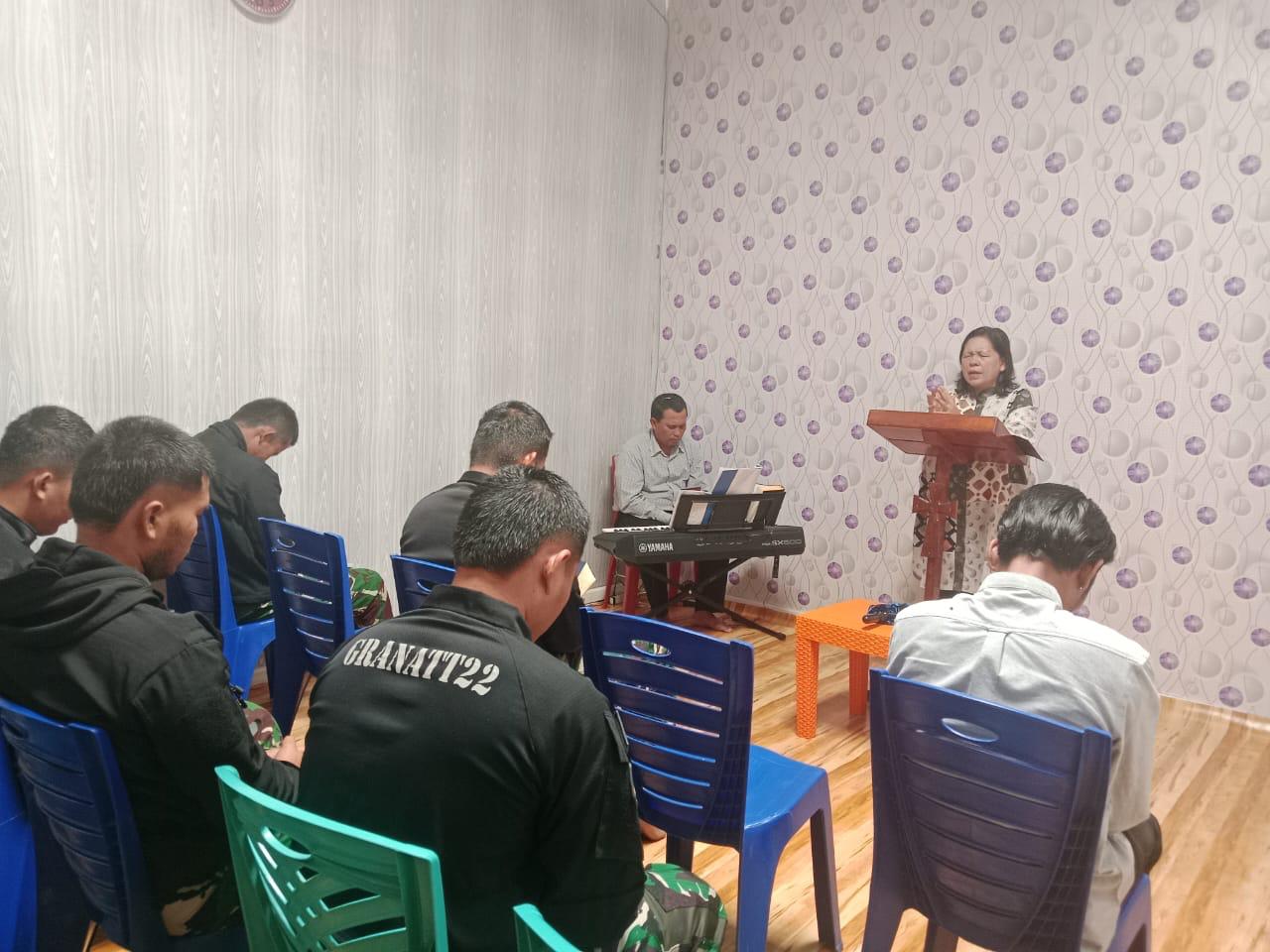 Toleransi dan Kebersamaan, Satgas Yonif 112/DJ Menguatkan Iman di Puncak Jaya