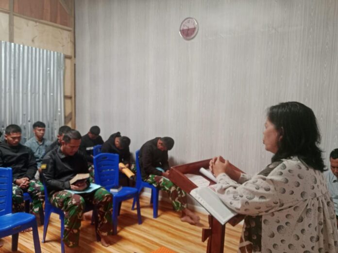 Toleransi dan Kebersamaan, Satgas Yonif 112/DJ Menguatkan Iman di Puncak Jaya