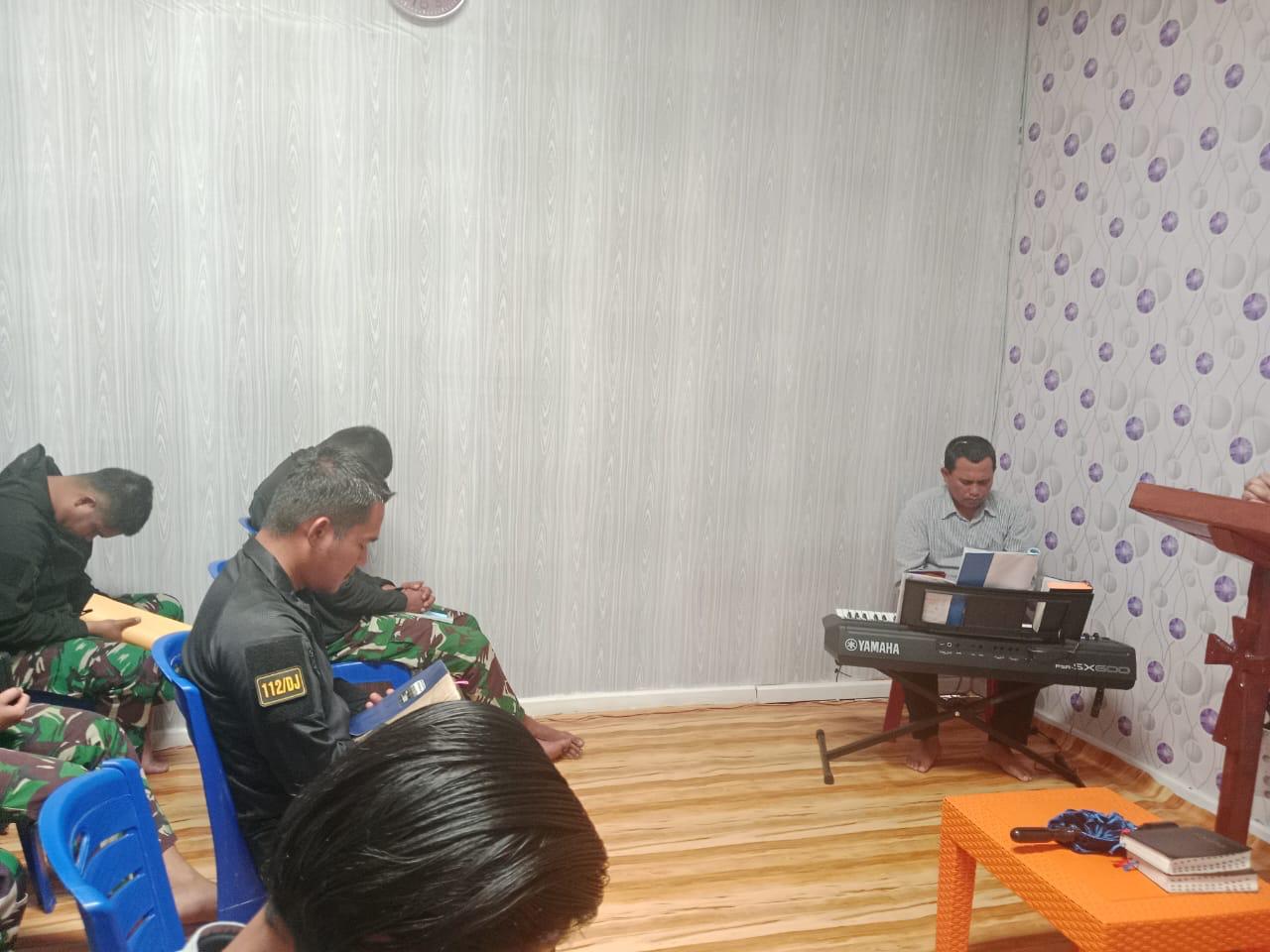 Toleransi dan Kebersamaan, Satgas Yonif 112/DJ Menguatkan Iman di Puncak Jaya