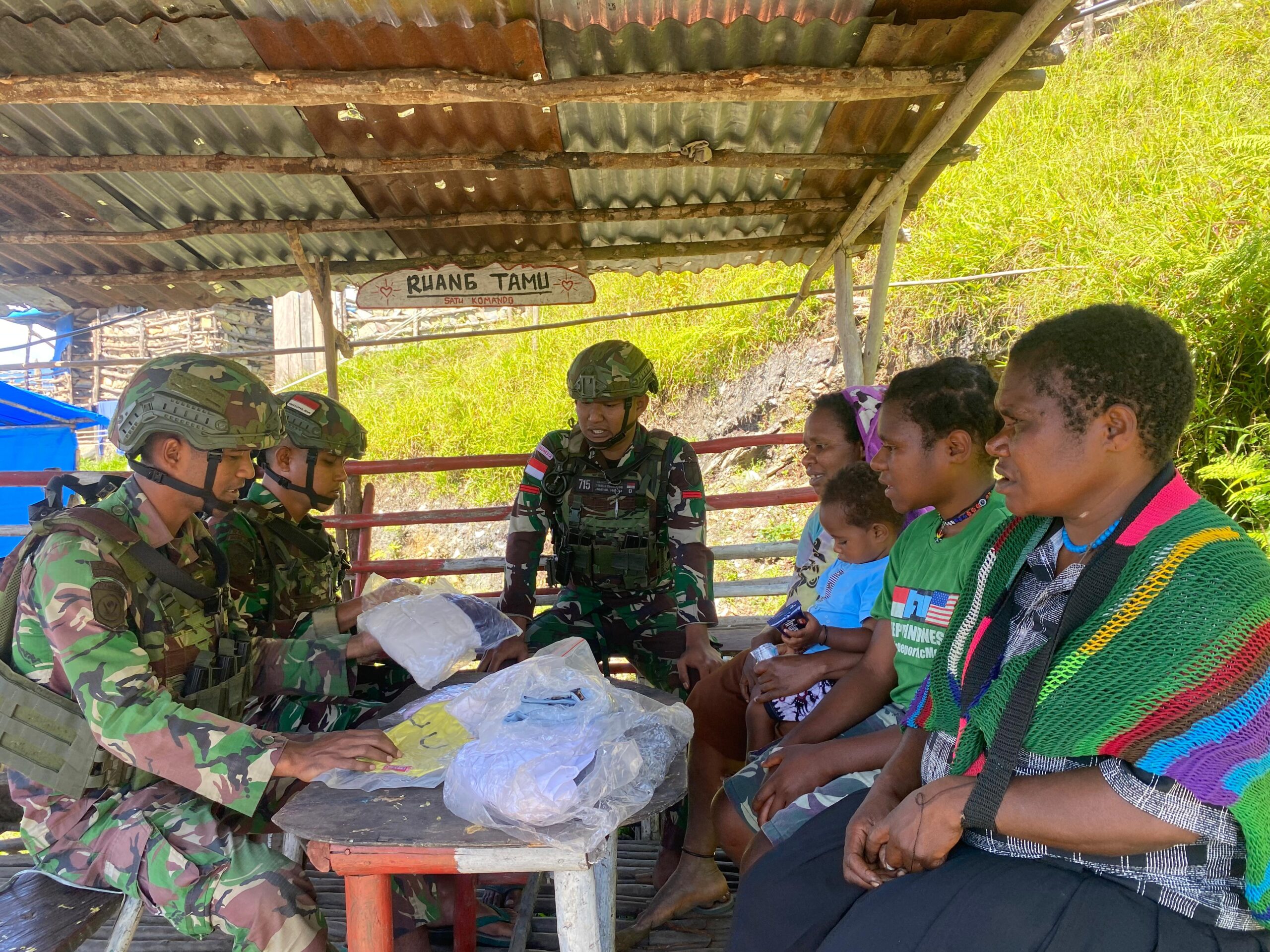 Dari Hati untuk Negeri, Satgas Yonif 715/Mtl Bagikan Baju kepada Masyarakat