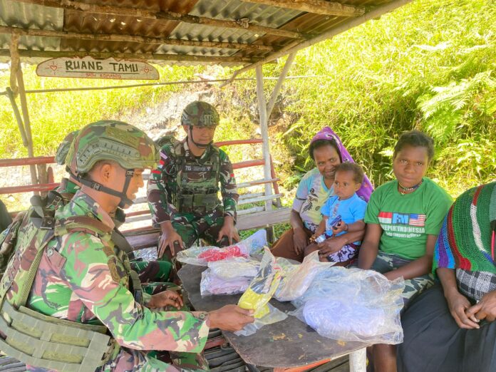 Dari Hati untuk Negeri, Satgas Yonif 715/Mtl Bagikan Baju kepada Masyarakat
