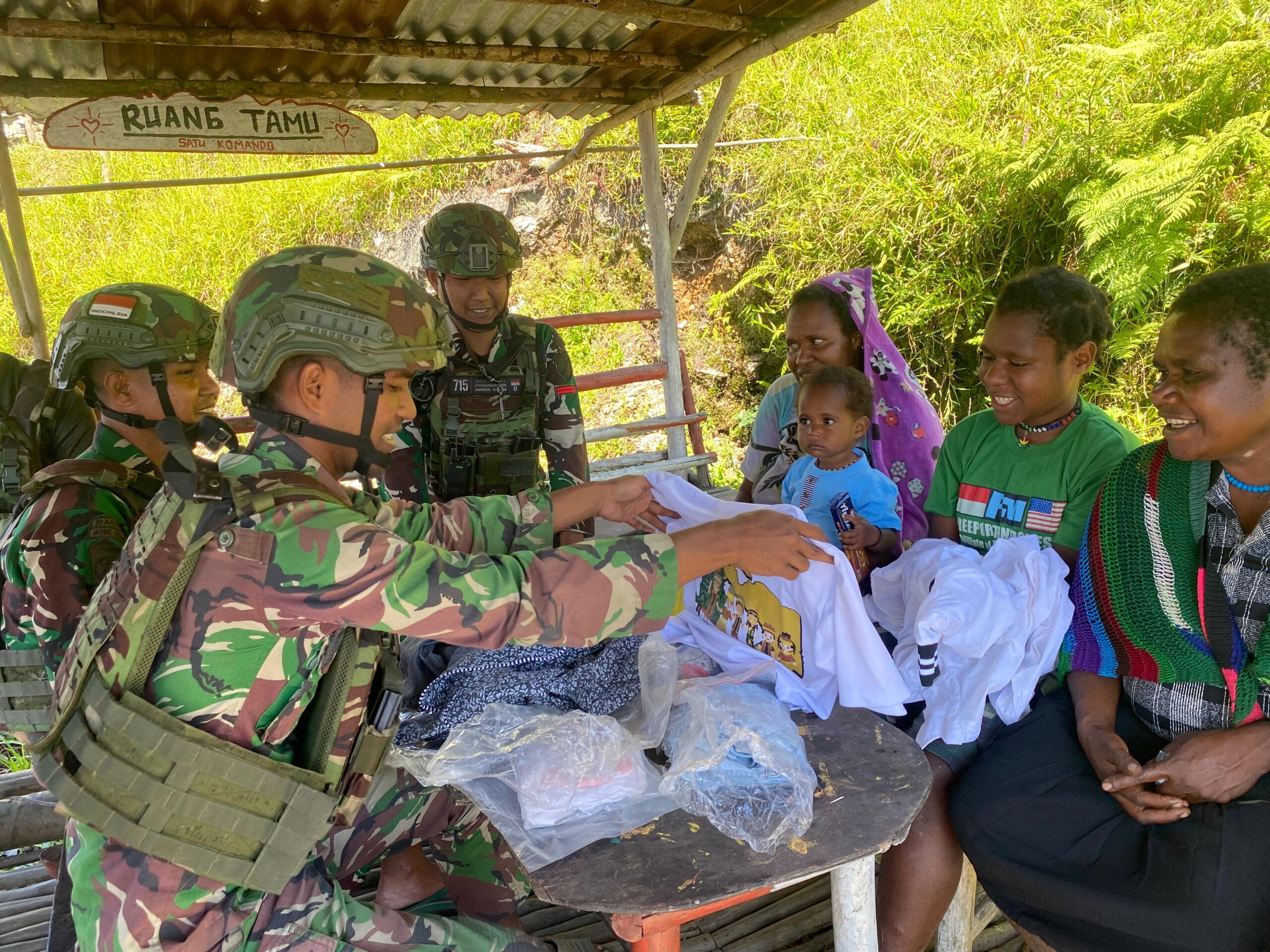 Dari Hati untuk Negeri, Satgas Yonif 715/Mtl Bagikan Baju kepada Masyarakat
