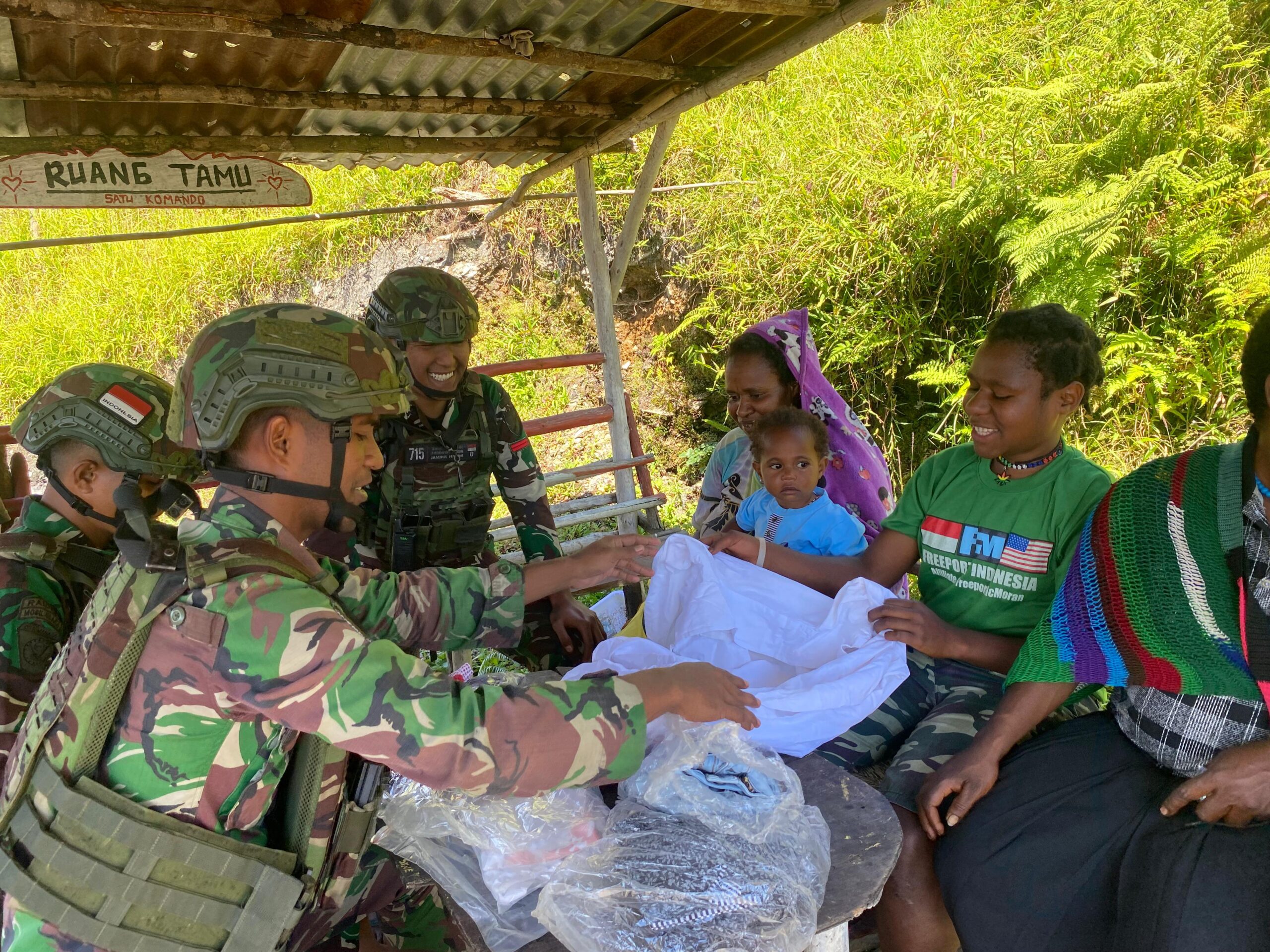 Dari Hati untuk Negeri, Satgas Yonif 715/Mtl Bagikan Baju kepada Masyarakat