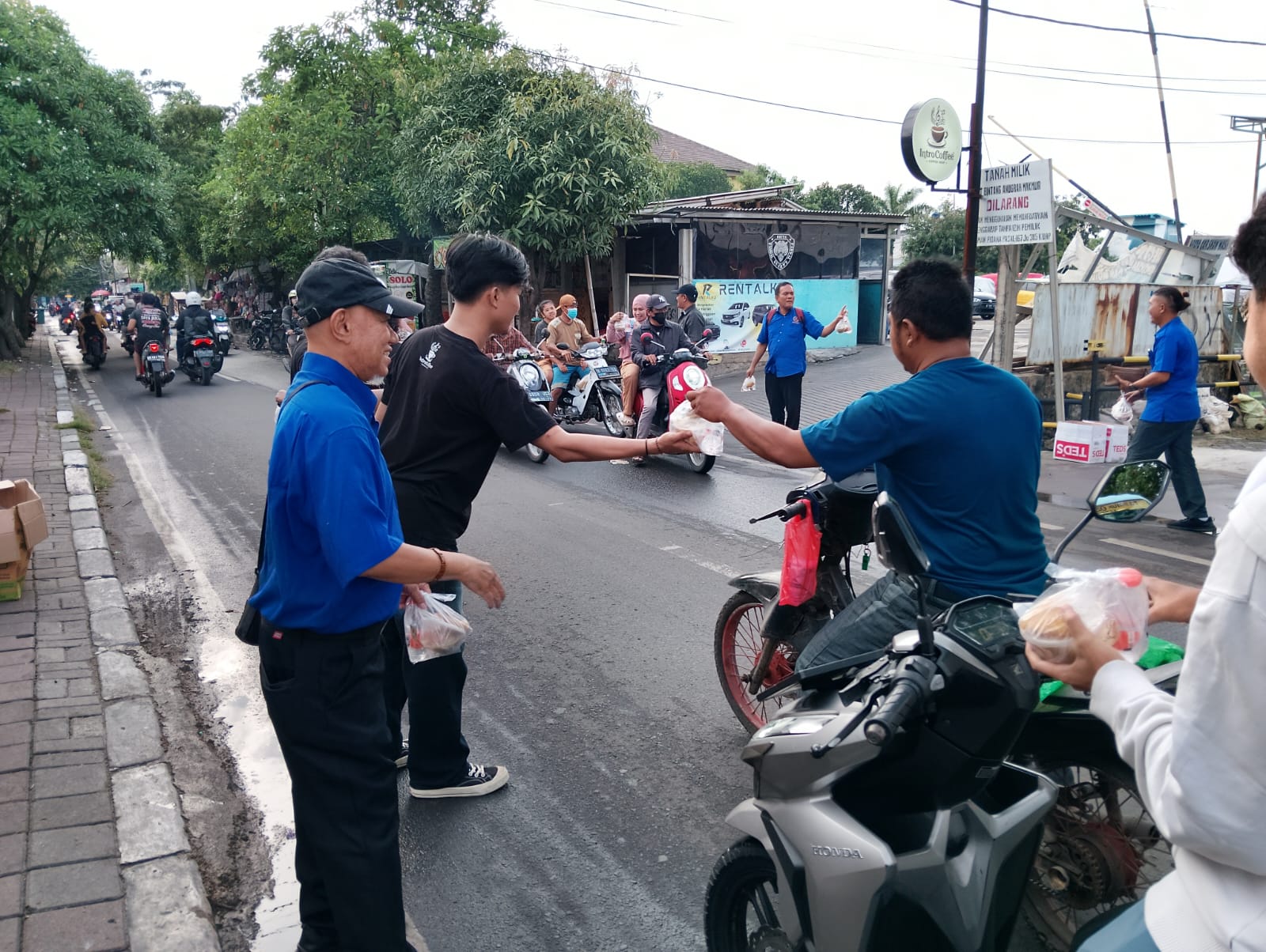 Bagikan Takjil, Siapkan Buka Puasa Bersama dan Santunan Yatim