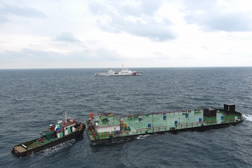 Lawan Cuaca Ekstrem, KN Tanjung Datu-301 Berhasil Selamatkan Awak Kapal yang Terombang-ambing