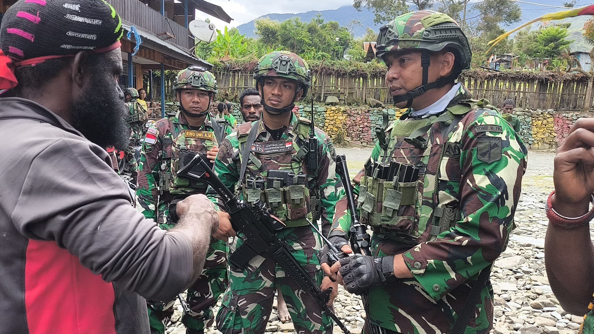 Dekat dan Peduli: Satgas Yonif 715 Berbagi dan Mendengar Warga Distrik Mulia