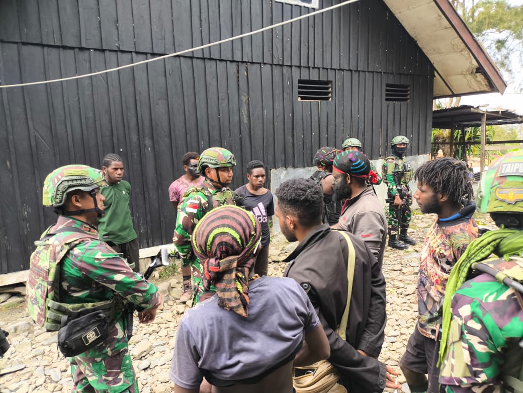 Dekat dan Peduli: Satgas Yonif 715 Berbagi dan Mendengar Warga Distrik Mulia