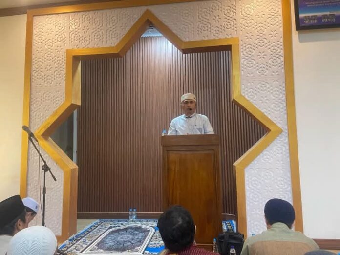 Lurah Semper Barat Jakarta Utara Sambangi Masjid dalam Safari Tarawih, Sampaikan Pesan Kamtibmas