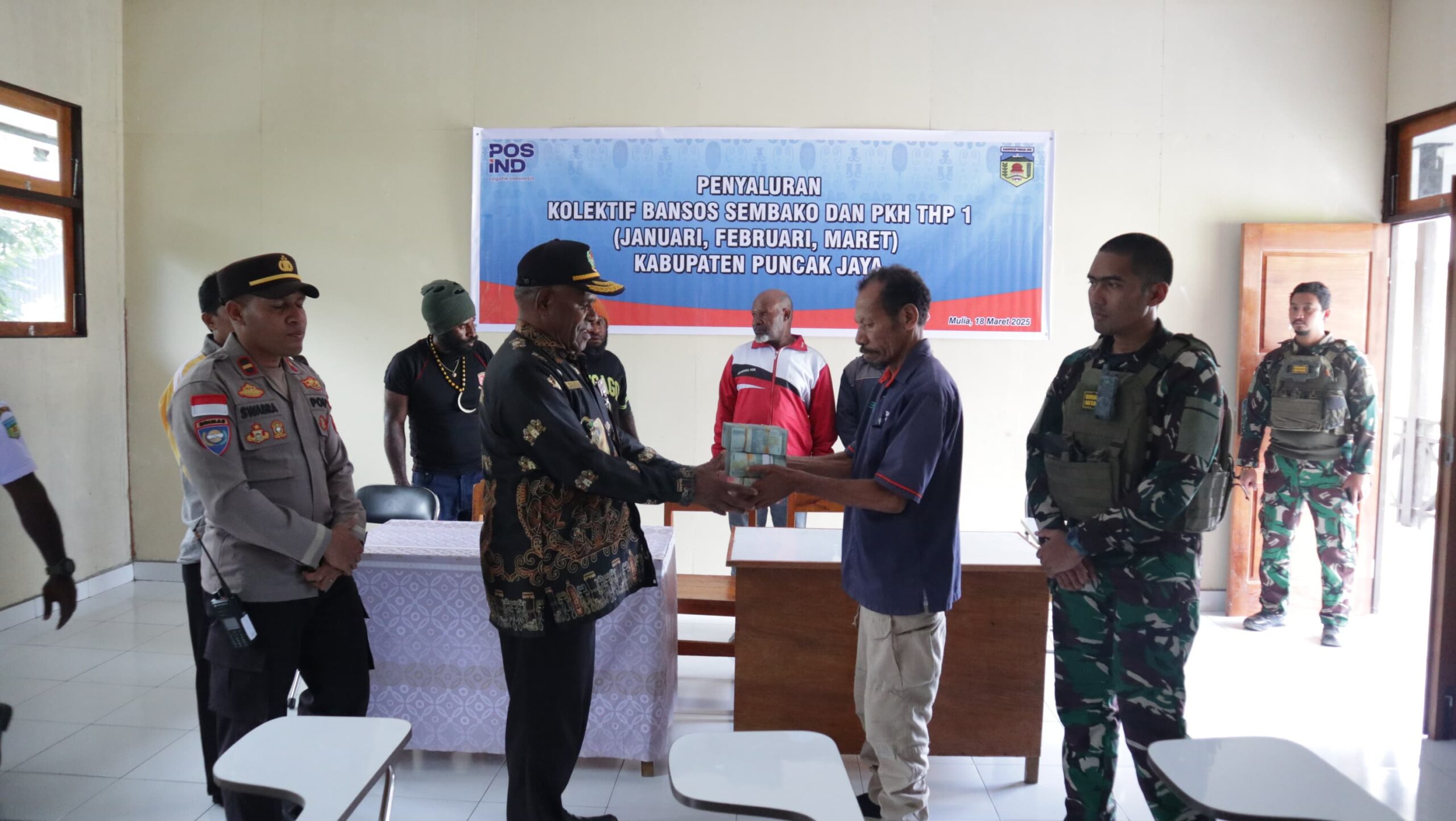 Respons Cepat Wadansatgas Yonif 112/DJ Bantu Warga Pasca Kerusuhan Puncak Jaya