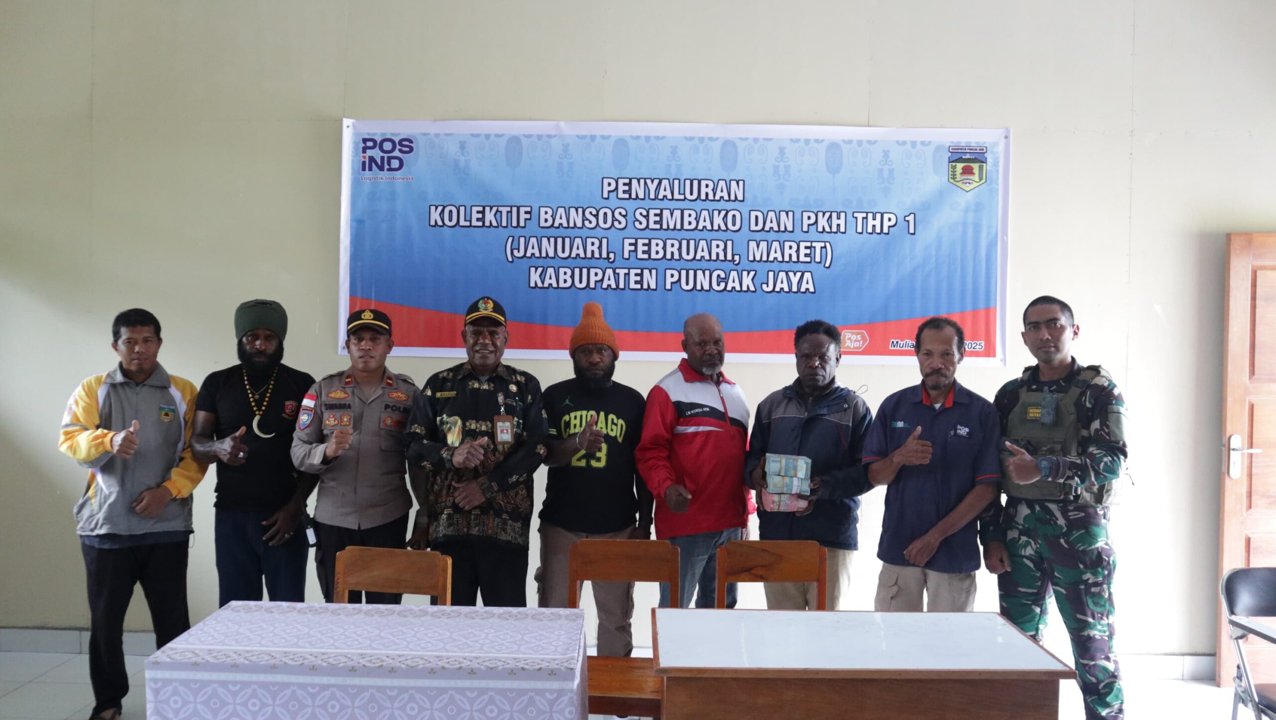 Respons Cepat Wadansatgas Yonif 112/DJ Bantu Warga Pasca Kerusuhan Puncak Jaya
