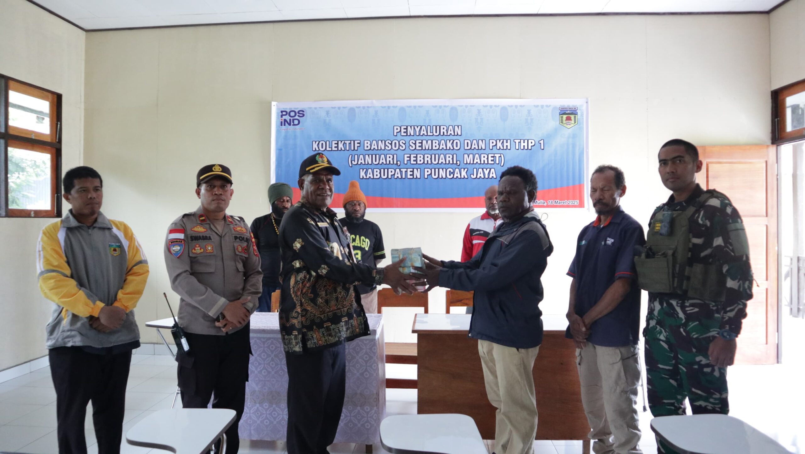 Respons Cepat Wadansatgas Yonif 112/DJ Bantu Warga Pasca Kerusuhan Puncak Jaya