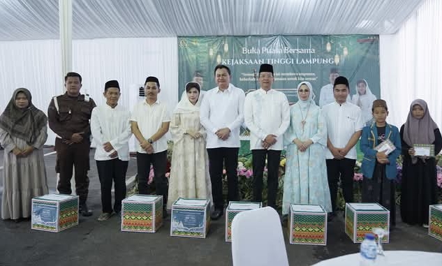 Ramadan Penuh Berkah, Kejati Lampung Bagikan Sembako dan Al-Qur’an di Bulan Ramadan