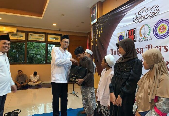Santunan Yatim dan Dhuafa, Karang Taruna Rawa Badak Selatan dan FKDM Hadirkan Kebahagiaan