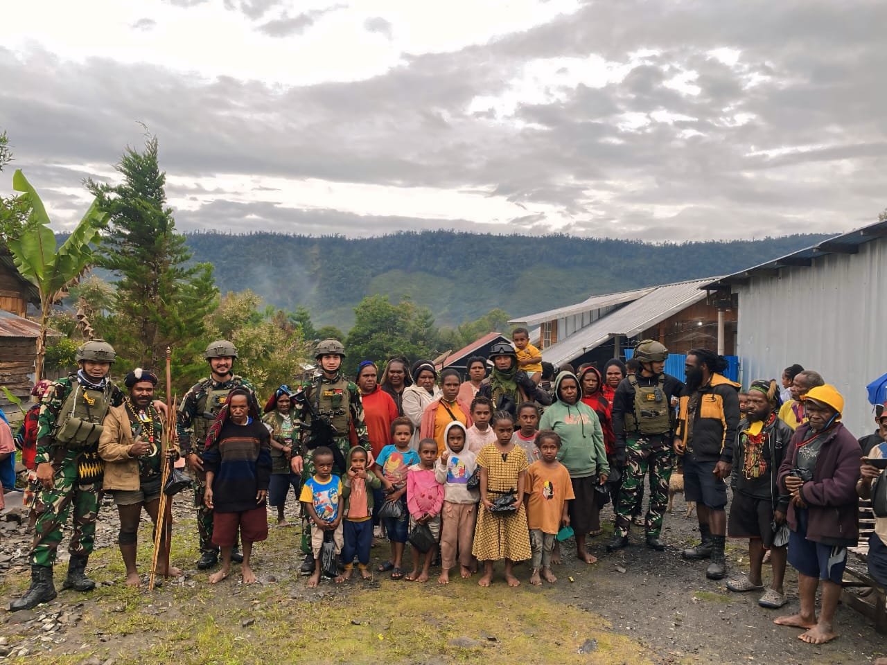 Prajurit Yonif 112 TNI AD Gencarkan Program Gizi dan Kesehatan Gratis di Papua Tengah