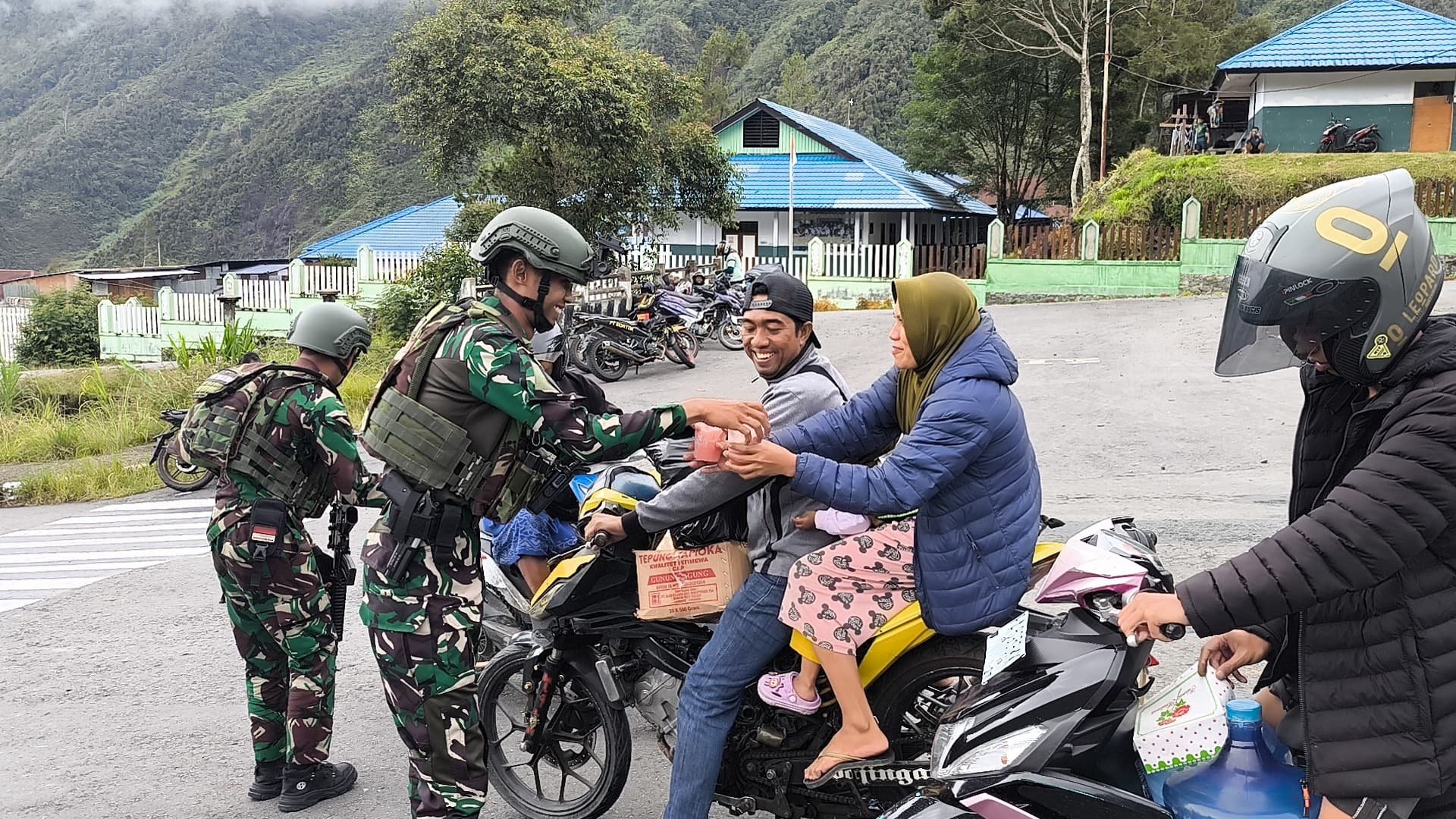 Satgas Yonif 715 Menyatukan Tugas dan Ibadah dalam Misi Mulia