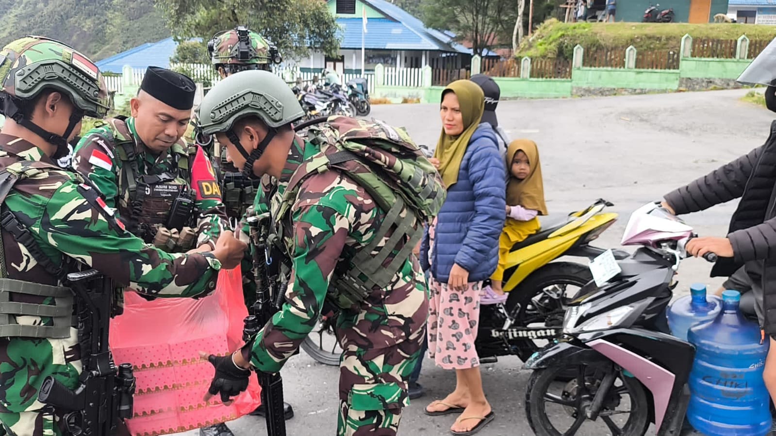 Satgas Yonif 715 Menyatukan Tugas dan Ibadah dalam Misi Mulia