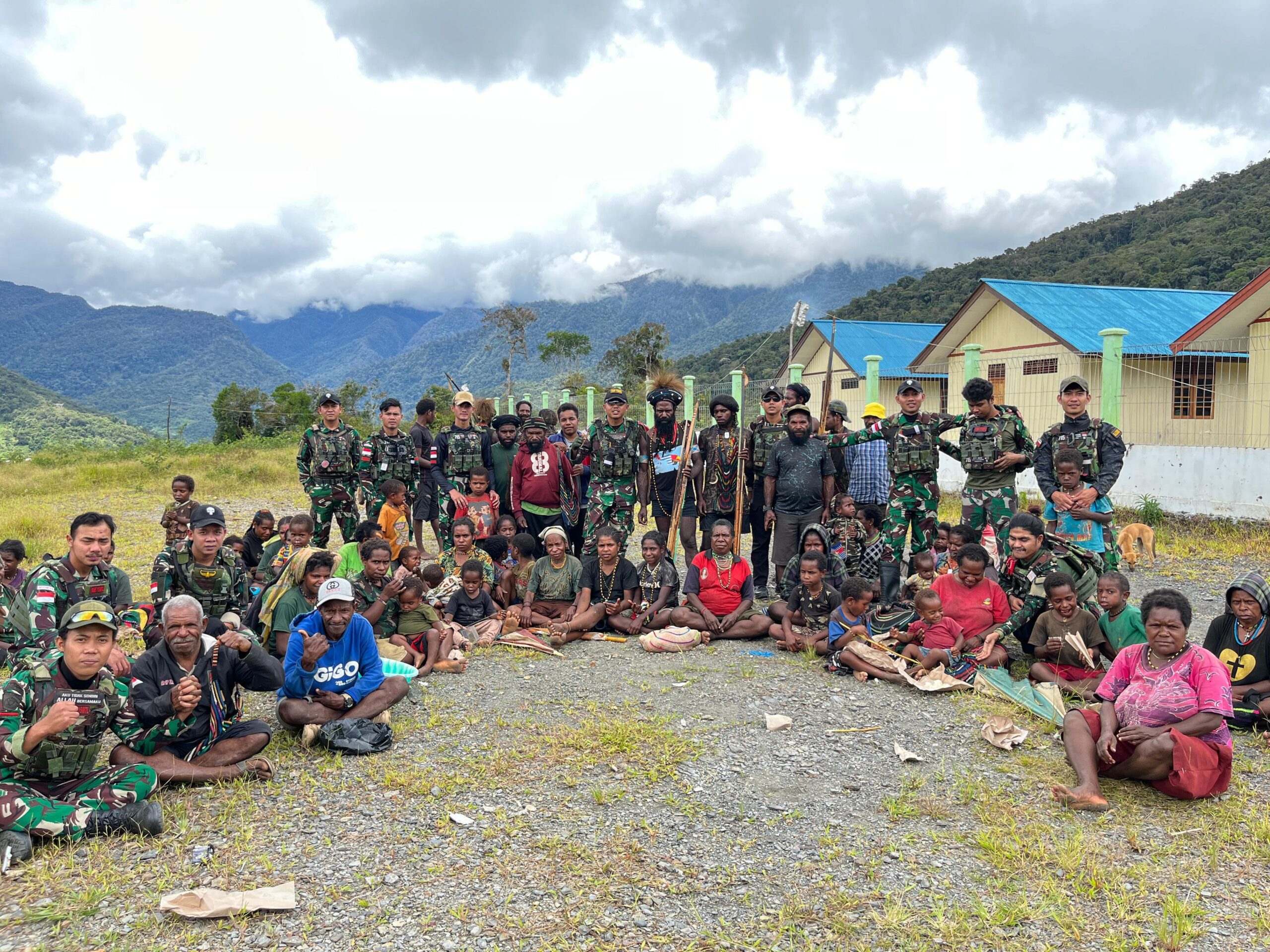 Satgas Yonif 715/Mtl Ciptakan Suasana Aman dan Harmonis di Kampung Tirineri Puncak Jaya