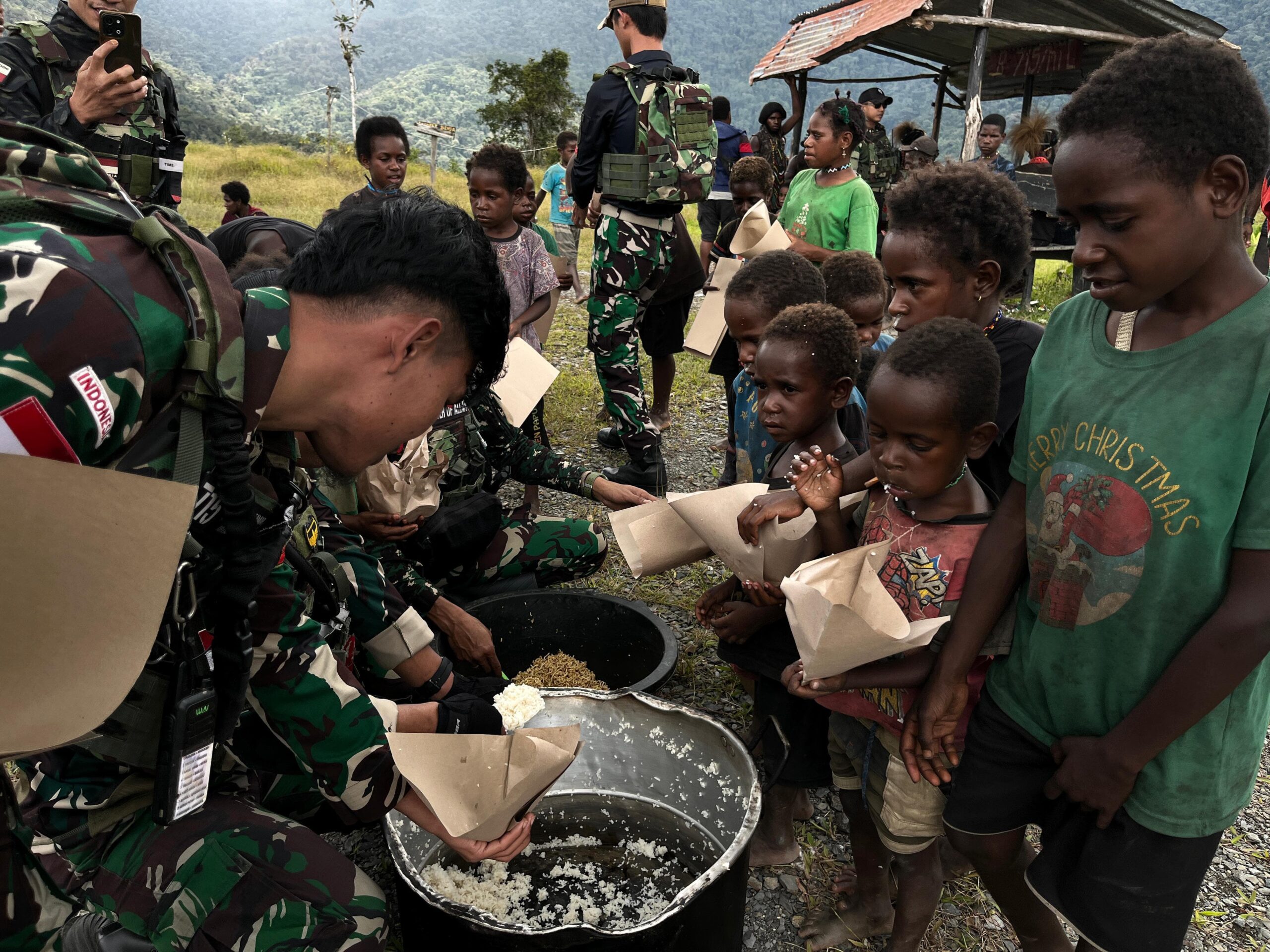 Satgas Yonif 715/Mtl Ciptakan Suasana Aman dan Harmonis di Kampung Tirineri Puncak Jaya