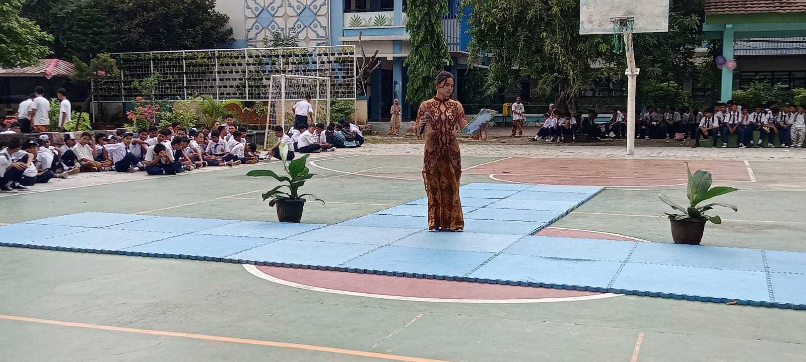 Panggung Kreatif Kartini, SMPN 136 Jakarta Wujudkan Emansipasi dalam Aksi