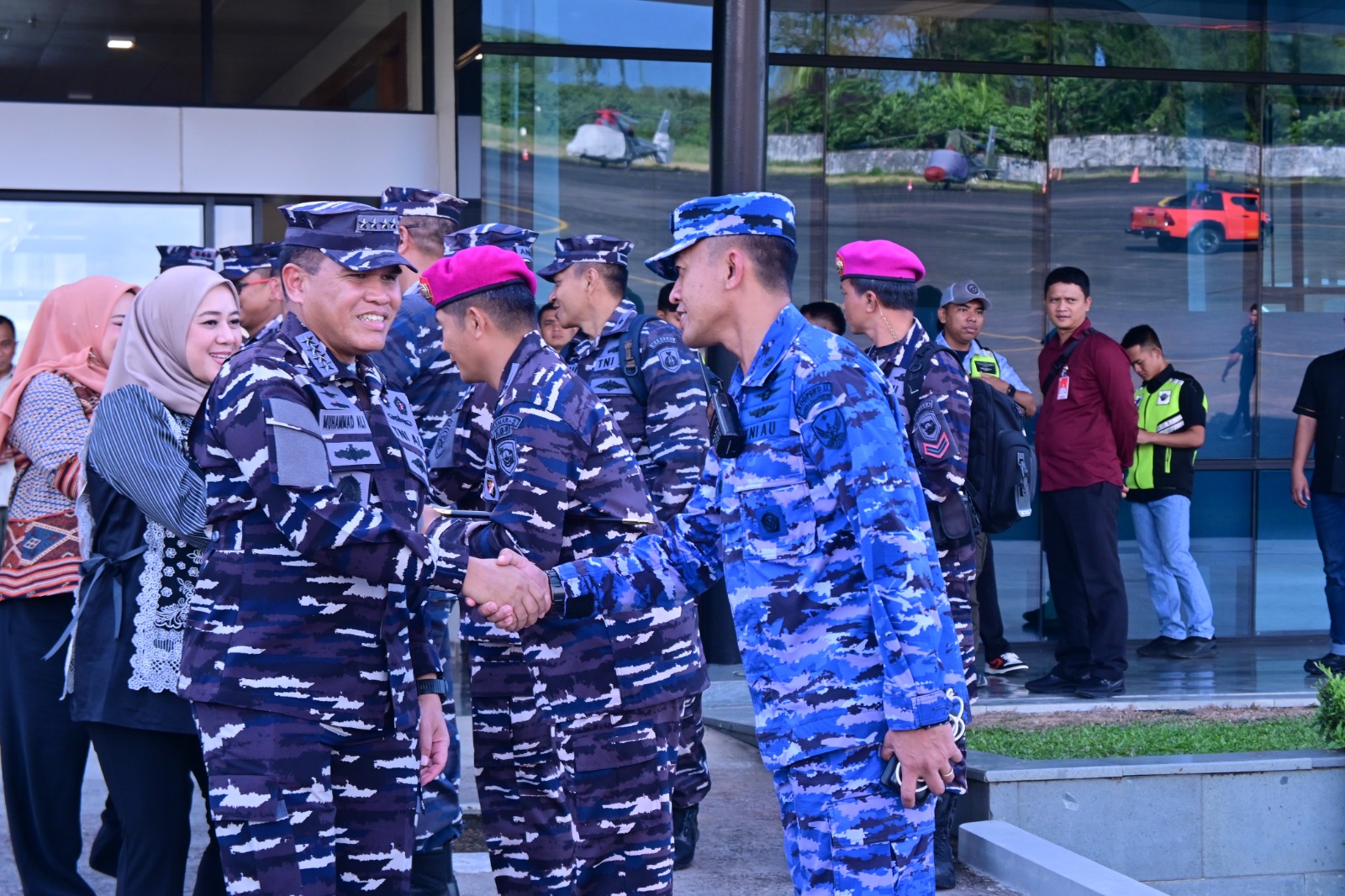 Momentum Harmoni TNI Dalam Pengawalan VVIP Keberangkatan Kasal dari Makassar