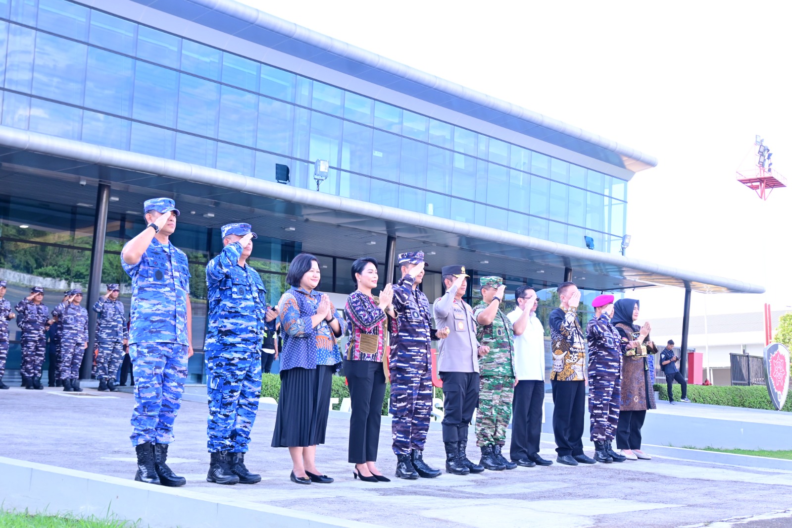 Momentum Harmoni TNI Dalam Pengawalan VVIP Keberangkatan Kasal dari Makassar