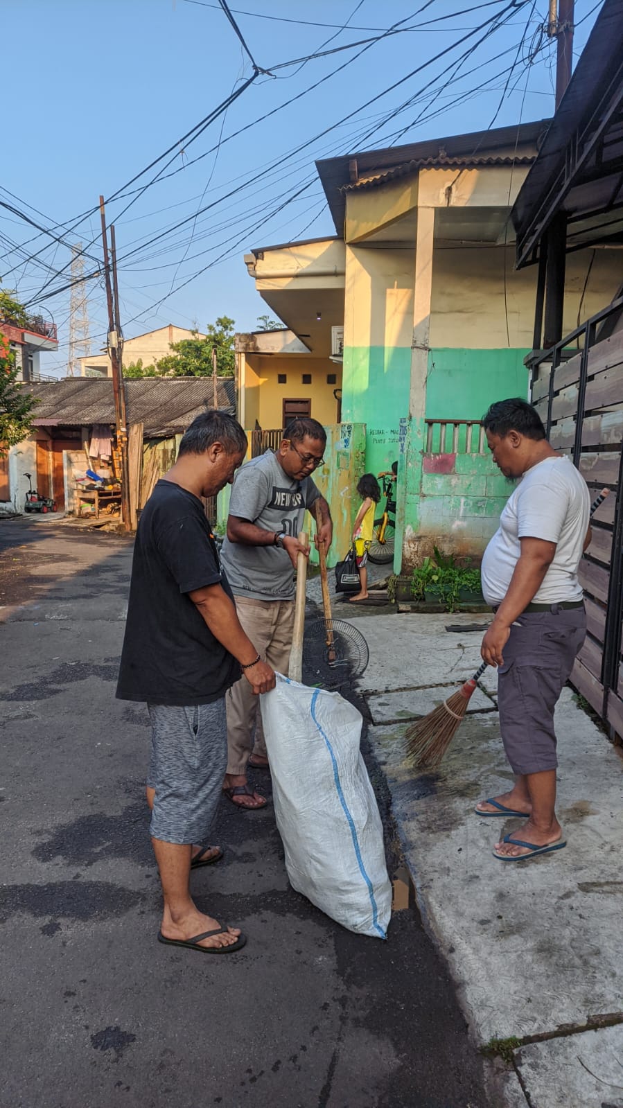 Kolaborasi Warga dan PPSU: Pembersihan Lingkungan RW 05 Rawa Badak Selatan