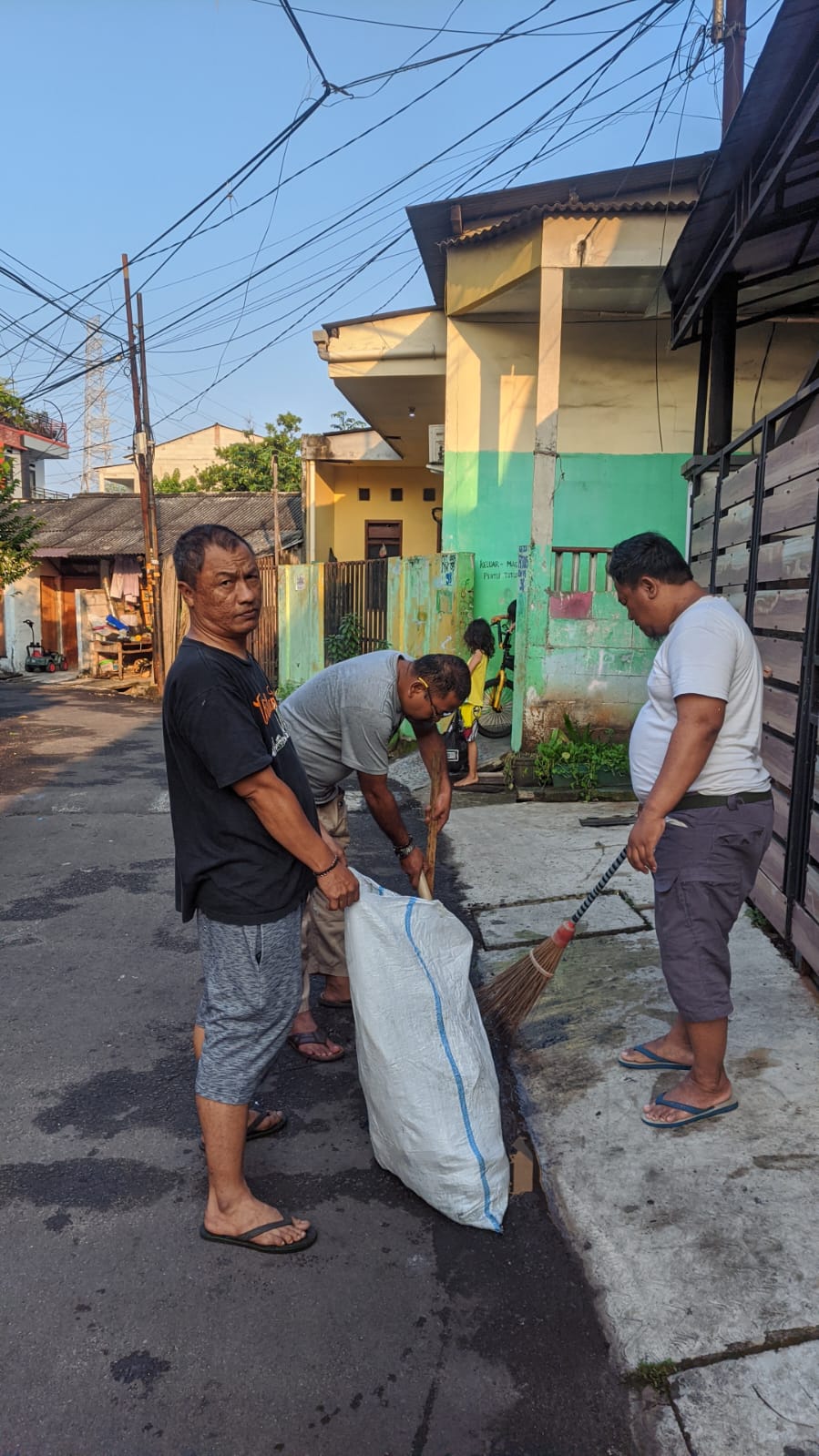 Kolaborasi Warga dan PPSU: Pembersihan Lingkungan RW 05 Rawa Badak Selatan